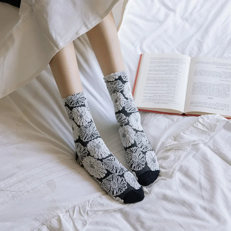 Serie neagra de Literatură și Artă Floare Mare de Nișă Design Mid-tub pentru Femei Șosete Instanța Națională Stil Ciorapi Ciorapi Femei Imagine 0